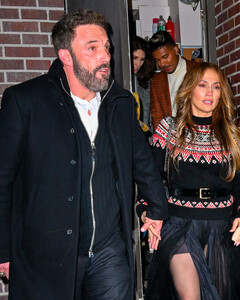 Дженнифер Лопес показала, как сексуально носить уютные зимние свитера