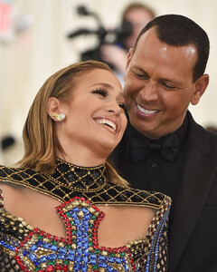 Дженнифер Лопес и Алекс Родригес не хотят играть свадьбу во время пандемии