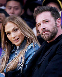 Дженнифер Лопес и Бен Аффлек попали в объектив «камеры для поцелуев» на баскетбольном матче