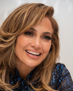 Кем работала Дженнифер Лопес до того, как стала известной