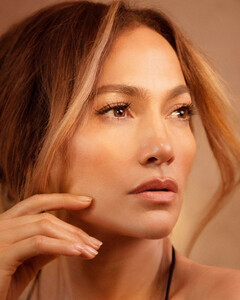 «Сбросила 10 лет со своего лица»: Дженнифер Лопес рассказала, в чём секрет её ежедневного омоложения