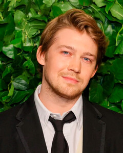 Смотри, кого потеряла! Джо Элвин впервые вышел в свет после расставания с Тейлор Свифт