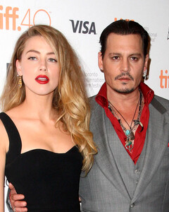 Судья запретил Джонни Деппу и Эмбер Хёрд раздавать автографы или позировать для фото на время слушания