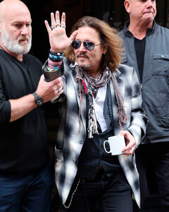 Джонни Депп отметил победу в суде в индийском ресторане, поужинав на $63 000