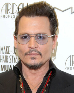 Неизвестный помылся в душе Джонни Деппа и выпил весь его бар