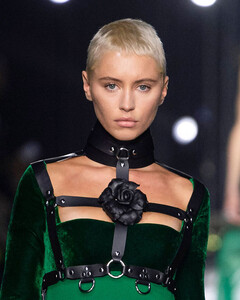 Дочь Джуда Лоу приняла участие в показе Roberto Cavalli FW22