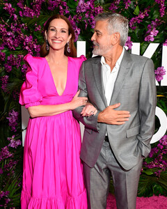 Самый сок! Джулия Робертс появилась в ярко-розовом платье на премьере фильма «Билет в рай»