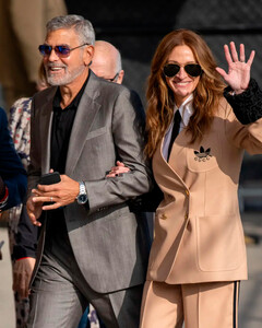 Спортивный шик: Джулия Робертс появилась в костюме adidas x Gucci