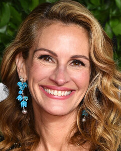 Джулия Робертс опубликовала редкое селфи с мужем