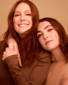 С заботой о природе: Джулиана Мур стала амбассадором веганского бренда косметики Hourglass