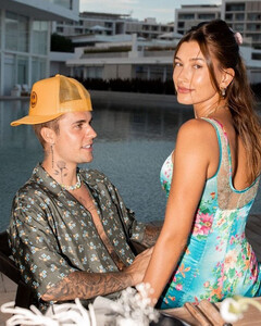 Джастин Бибер спровоцировал слухи о беременности Хейли