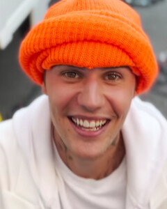 Джастин Бибер выпустил комичный клип, снятый на мобильный телефон