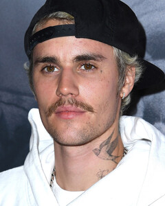 Джастин Бибер просит прессу не публиковать его старые фото, на которых он плохо выглядит