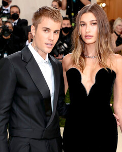 «Горжусь тобой, детка»: Джастин Бибер поздравил Хейли с запуском линейки уходовой косметики