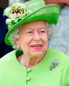 Какой сюрприз королева Елизавета II организовала для своих помощников во время карантина?