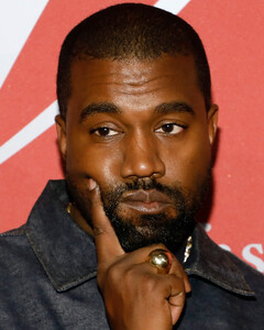 «Я не теряю деньги»: Канье Уэст не переживает из-за волны негатива на фоне его антисемитских высказываний