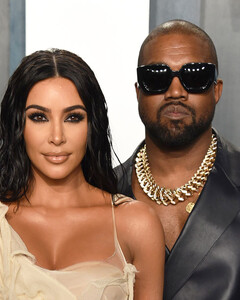 Окна в окна: Канье Уэст купил дом прямо напротив особняка Ким Кардашьян