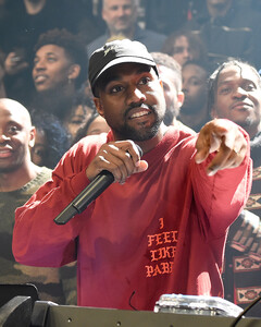 Канье Уэст объявил себя «новым Моисеем» и потребовал извинений от Дрейка