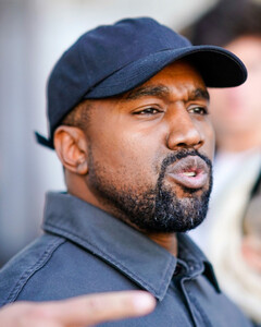 Канье Уэст обвинил Universal Music в пиратстве. Компания выпустила альбом DONDA без разрешения артиста