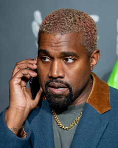 Канье Уэст подал в суд на супермаркет Walmart