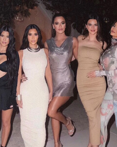 На сервисе Hulu появился новый тизер реалити-шоу «Кардашьян». Рассказываем, что увидят зрители