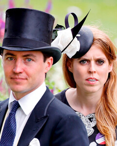 «Мы чудом спаслись!»: экипаж принцессы Беатрис и Эдоардо Мапелли-Моцци едва не перевернулся на скачках в Аскоте