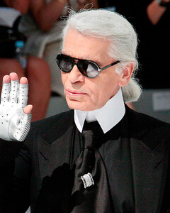 Узнаем из тысячи: история культового хвоста Карла Лагерфельда