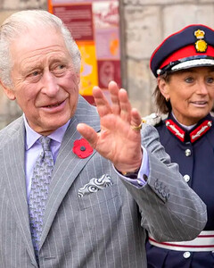 «Не кидайте, я ваш король!»: Карла III забросали яйцами во время прогулки в Миклгейт-Бар в Йорке