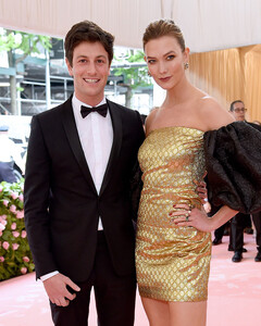 Бэби-бум среди супермоделей. Теперь и Карли Клосс ждёт ребёнка?