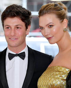 Карли Клосс и Джошуа Кушнер стали родителями