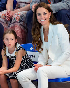 Белый жакет — главная вещь лета. Кейт Миддлтон подтверждает