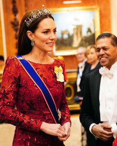 Кейт Миддлтон в красном платье, тиаре и серьгах королевы Елизаветы II посетила приём в Букингемском дворце