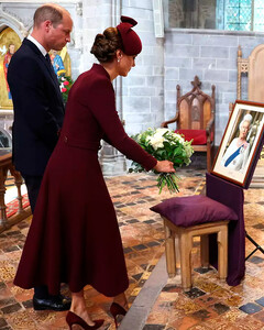 Кейт Миддлтон возложила цветы в первую годовщину смерти королевы Елизаветы II