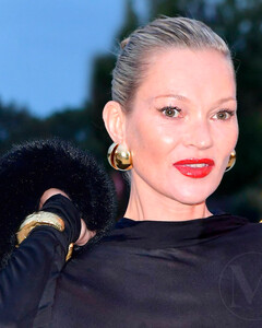 Кейт Мосс объясняет, почему носить пальто — это уже прошлый век