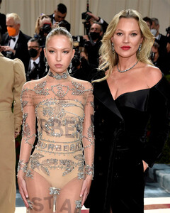 Яблоко от яблони: Лила Мосс пришла на Met Gala 2022 с мамой-супермоделью Кейт