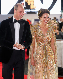 Герцогиня Кембриджская — новая девушка Бонда в платье Jenny Packham на премьере в Лондоне