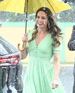 Кейт Миддлтон в мятном платье посетила начальную школу на Багамах