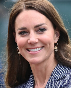 Миссис элегантность: Кейт Миддлтон в потрясающем платье-пальто Michael Kors на открытии мемориального сада в Манчестере