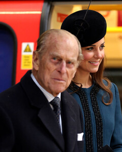 Почему Кейт Миддлтон станет королевой, а Филипп, герцог Эдинбургский, довольствовался лишь титулом принца?