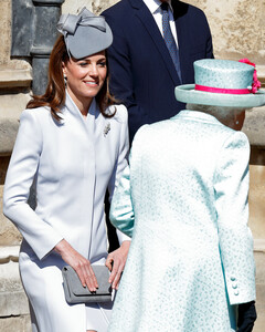 Реверанс по-королевски: Кейт Миддлтон вынуждена поклониться принцессам Евгении и Беатрис