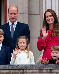 Самая яркая на празднике: Кейт Миддлтон в малиновом платье Stella McCartney очаровала гостей Платинового юбилея