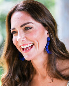 Кейт Миддлтон дебютировала в ярком тропическом образе в Белизе