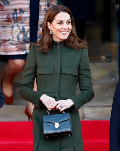 Какие вещи Кейт Миддлтон всегда носит в своей сумочке?