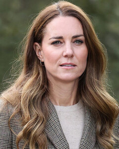 Винит во всём себя: Кейт Миддлтон переживает, что дети растут без неё