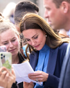 Кейт Миддлтон во время тура по Шотландии помогла студенту решить королевский кроссворд