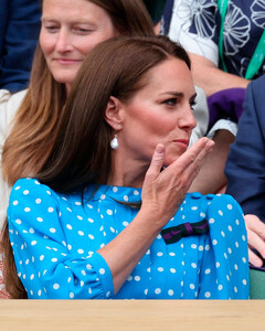 Милый жест: Кейт Миддлтон поприветствовала своих родителей на Уимблдоне воздушным поцелуем