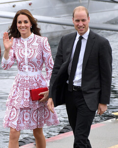 Обратная сторона отпуска Кембриджских: отдельный люкс в Хитроу и няня на буксире