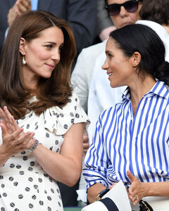 Королевская семья попросила Кейт Миддлтон чаще общаться с Меган Маркл