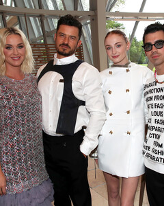 Кэти Перри и Орландо Блум, Софи Тернер и Джо Джонас встретились на презентации Louis Vuitton