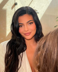 Кайли Дженнер дразнит поклонников милыми фото маленького сына